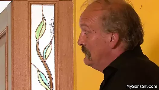 Yaşlı adam oğlunun kız arkadaşının genç amını yalıyor ve sikiyor