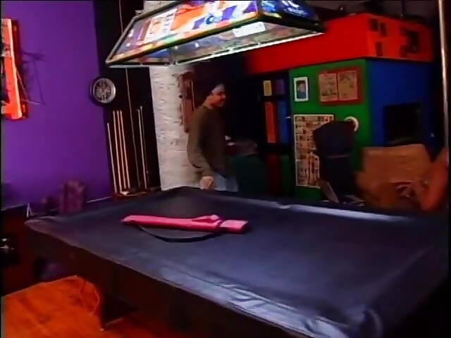 Şişman götlü siyah güzellik aygırın sikini emiyor ve sonra bilardo masasında sikiliyor