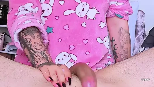 Üvey anne uzun tırnaklarla şehvetli elle muamelede büyük bir döl alıyor