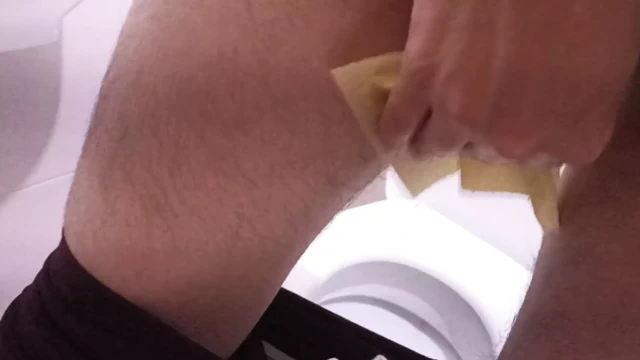 Genç kız işemek ve mastürbasyon yapmak için yurt tuvaletine gitti.