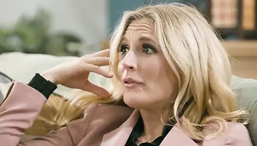 Üvey annenin kızı - minyon Chloe Temple saklambaçta kazanmak için azgın üvey anne Mona Wales'i sikiyor