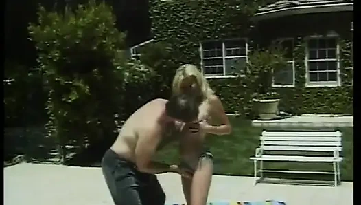 Blonde tiener met mooie tieten hard geneukt door een grote pik