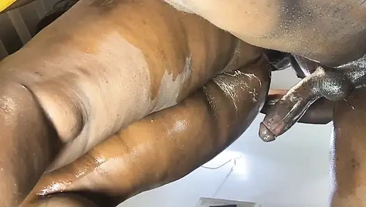 Tombul fışkırtmalı zenci piliç amcığını büyük zenci yarağıyla mahvediyor