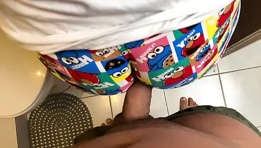 Üvey kız kardeşim banyoda pijama tangasıyla büyük götüyle beni baştan çıkarıyor