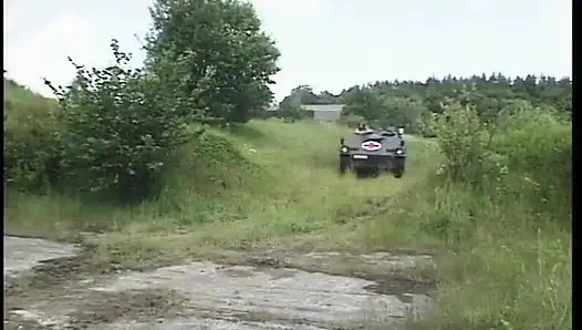 Sarışın azgın orta yaşlı seksi kadın evin dışında seks yapıyor