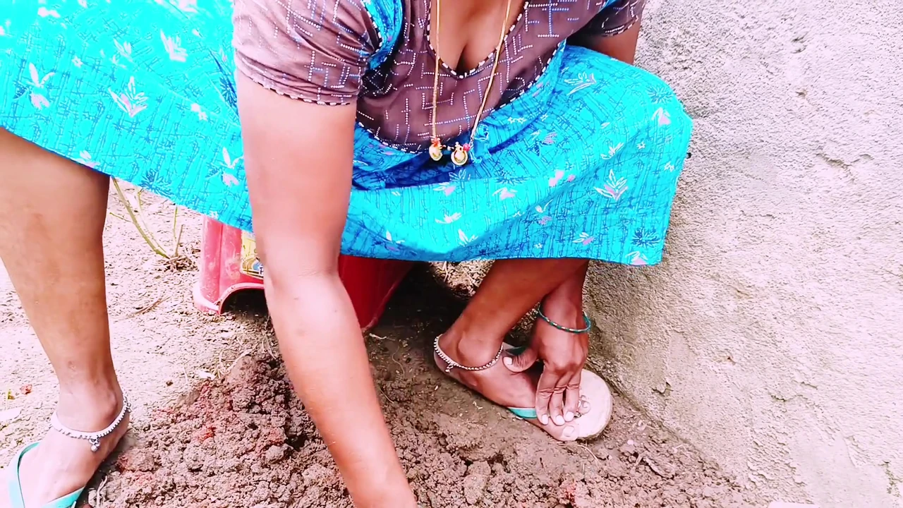 भारतीय गांव की महिला जमीन मालिक को चोद रही है, तेलुगु गंदी बात करती है।