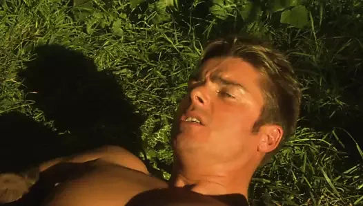 Kedi göbek ve dudaklara boşalmak için çok sıkı olduğunda