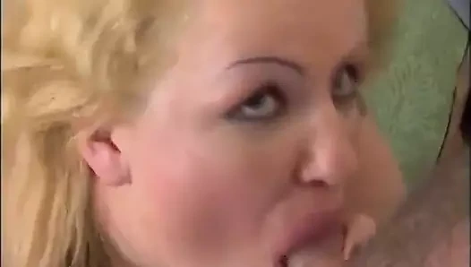 Bu büyük memeli sarışın iri güzel kadın tıraşlı amcığını siktirmeyi böyle seviyor