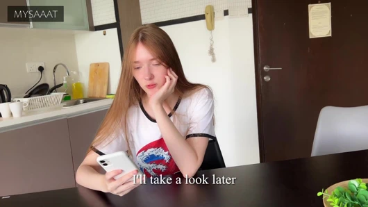 Üvey kız kardeş satrançta kayboldu ve amına iki kez boşalıyor