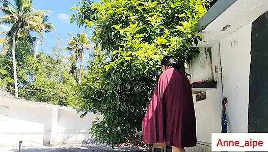 Beyaz ceketli Hindistanlı tombul kız kamera için soyunuyor