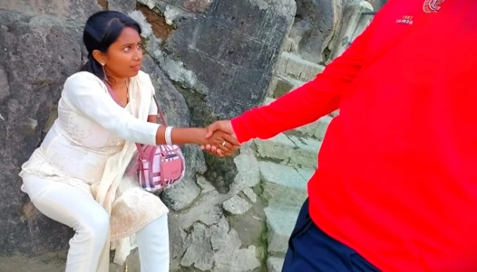 Hintli göğüsler suklama ve yenge güzel amcık gösteriyor - bilinmeyen kız turistik bir yerde gösteriyor, o ve ben ev yapımı eğleniyor.