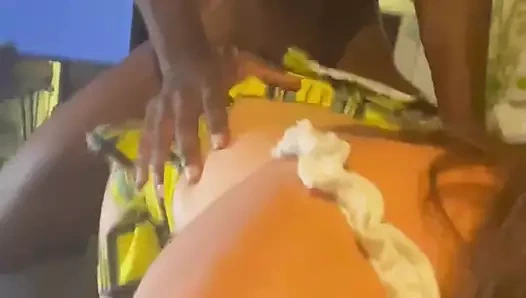 Büyük zenci yarağı için mini etekli seksi dövmeli ayaklar bakış açısı