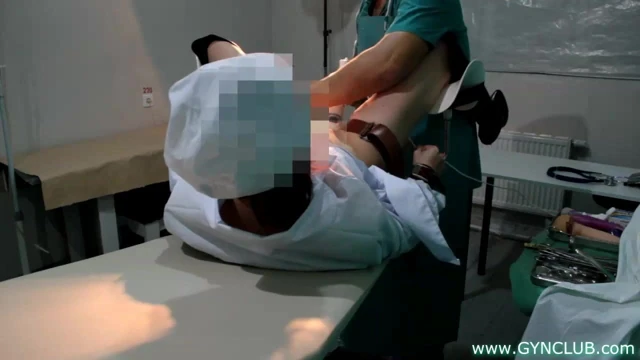 Bir jinekolojik sandalyede sıkı doktor ve orgazm