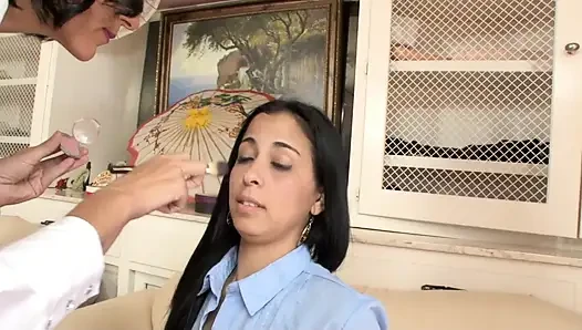 Mirabelle... Harika sahibe öğrencilerine emin bir ders veriyor