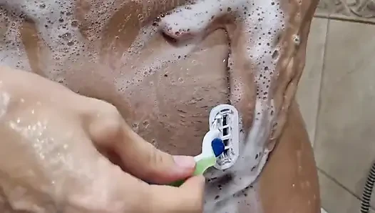 Amcığımı tıraş ediyorum.