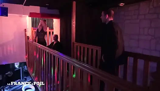 Genç ve açgözlü sarışın kız için ateşli bir kulüp toplantısı