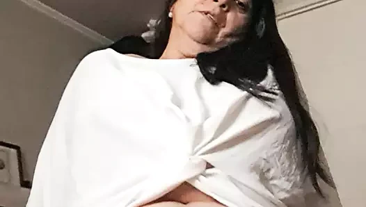 Ateşli amcığımı yatağın kenarına sürtüyorum, kıllı