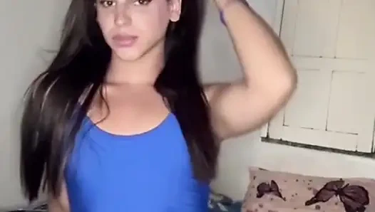 Sevimli trans kızın boşalma derlemesi