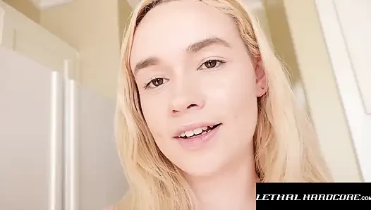 Ölümcül hardcore - üvey kızıma erkek arkadaşı dansta onu terk ettikten sonra umduğu sikişi veriyor
