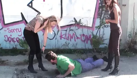 Açık havada çizme yalama