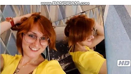 Muhteşem kızıl saçlı soyunma ve gösterme.