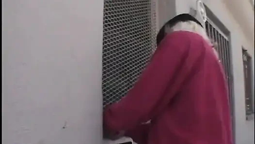 Ateşli sarışın sürtük iki çikolata tenli adam tarafından çifte sikiliyor