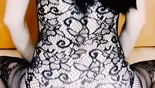 Orta yaşlı seksi kadın mastürbasyonla striptiz yapıyor ve sıkı deliklerine büyük bir yarak alıyor