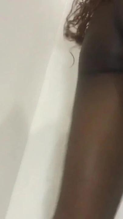 Seksi dans eden Afrikalı zenci genç kız ıslak amcığını gösteriyor bakış açısı | Klip 1