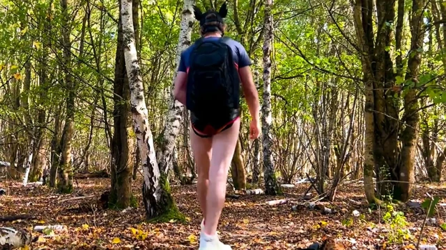 Ormanda gevşek göt deliğimle geziyorum ve oynuyorum