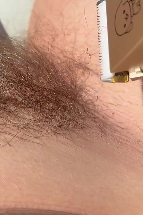 Çalımı ve bacak kıllarımı kesiyorum yakın çekim
