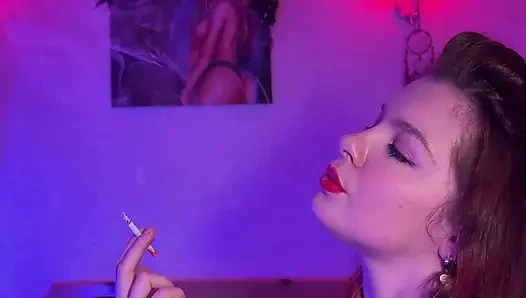 Bir kadının dudaklarının sigaranın etrafında kapanmasını izlemeyi seviyorsanız, bu videoyu çok seveceksiniz