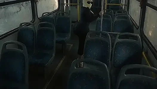 Minyon büyük götlü kız otobüste sıkı siyah taytla twerk yapıyor