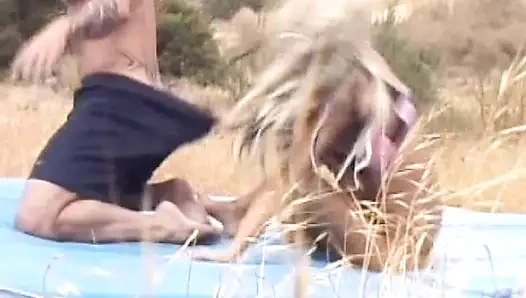 Mükemmel Fransız genç kız açık havada sikiliyor