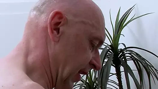 Seksi bir Alman bayan kıllı amcığını bir doktor tarafından siktiriyor