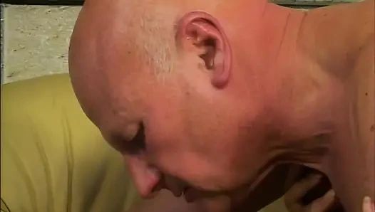 Ateşli nine sikilmeyi seviyor