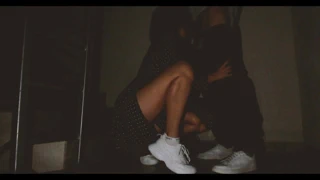 Girişte sevişiyoruz. oral seks ve kıçına boşalmak. römork