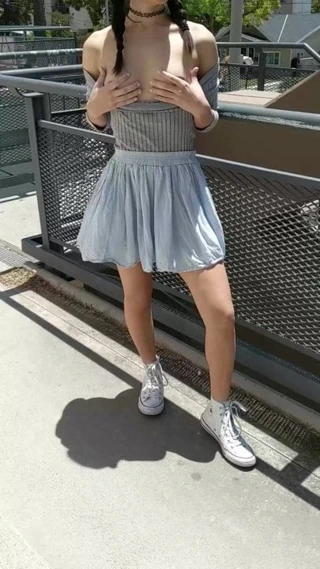 Yanıp sönen memeler ve kedi dışında