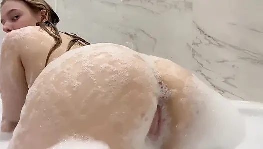 Bir sürü köpük banyosu ile banyoda fışkırtıyor ve mastürbasyon yapıyor