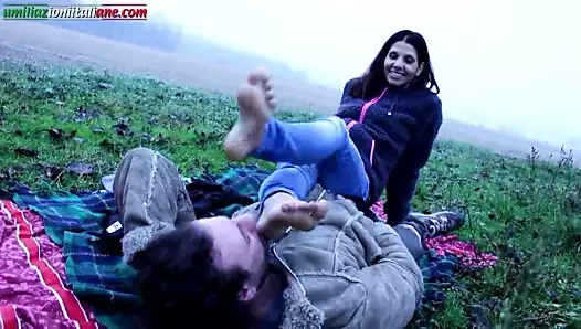 Ülkede kaybolmak - açık havada ayak yalama