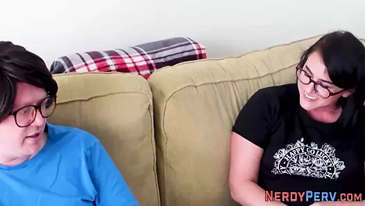 Busty amatör emme nerd