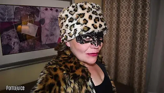 Nine Gladys siyah yarağı yutuyor