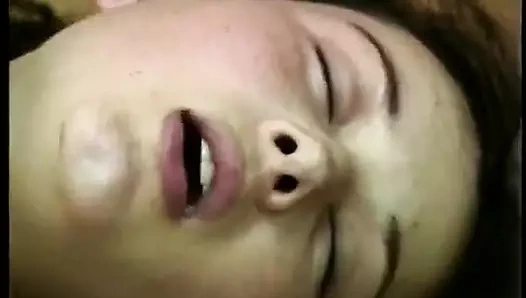 Güzel kahverengi saçlı genç lezbiyen amını yalatmayı ve oyuncakla sikilmeyi seviyor