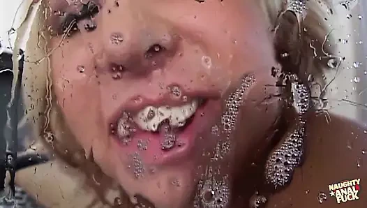 Bir yarak göt ve amcık arasında geçiş yaparken sarışın amcık saçı harika görünüyor