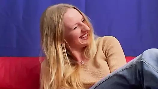 Almanya'dan inanılmaz bir sarışın kız sert bir horoz sürme seviyor