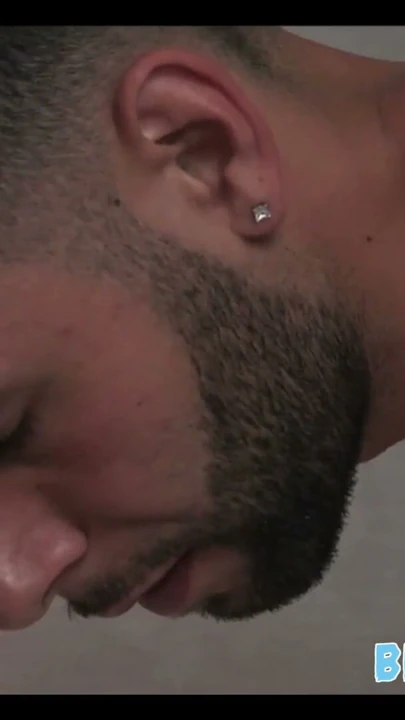 Genç twink üvey kardeş sikikleri büyük üvey kardeş içinde onun yatak | Klip 1