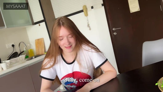 Üvey kız kardeş satrançta kayboldu ve amına iki kez boşalıyor