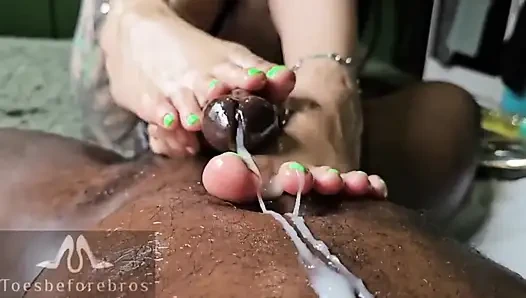 Çılgın fjonda yeşil ayak parmaklarıyla ayakla muamele