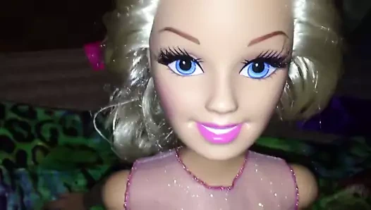 Barbie bebek sırılsıklam oluyor