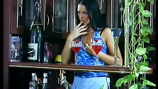 Ateşli hatun kanepede domalarak sikiliyor