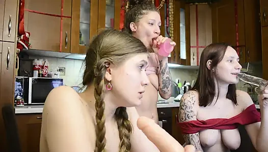 Üç kaltak kimin daha derin ve daha uzun emiyor görmek için bir yarışma sahneledi